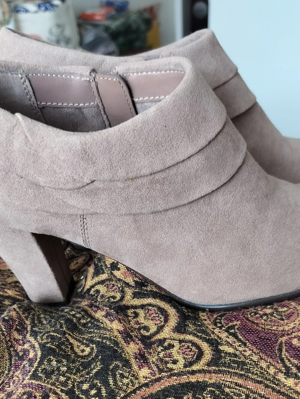 Aerosoles Women's 7 Heelrest Taupe Faux Suede Ankle Boots Booties